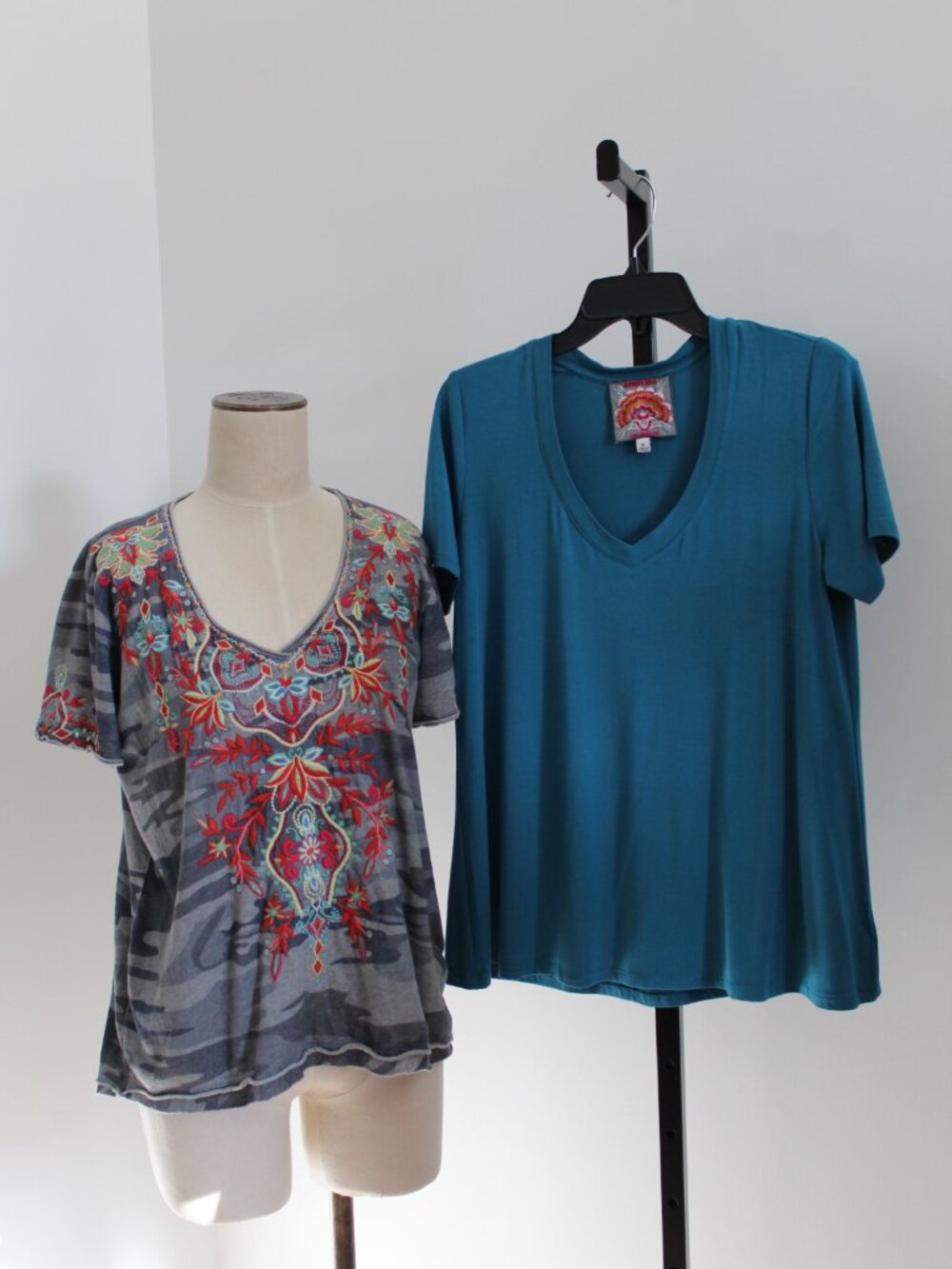 LOT Johnny Was Biya JWLA Embroidered Camo V-Neck & Solid Tees Top Pullover M S